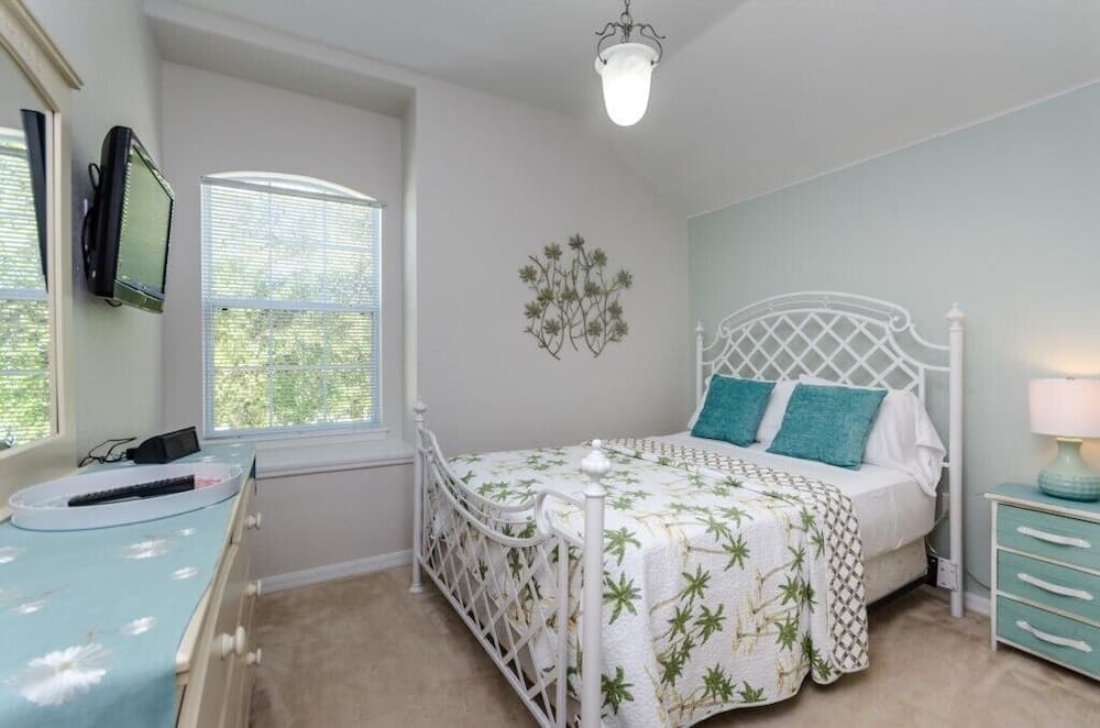 Fantastic Lake Front 5 Bedroom Villa by Redawning