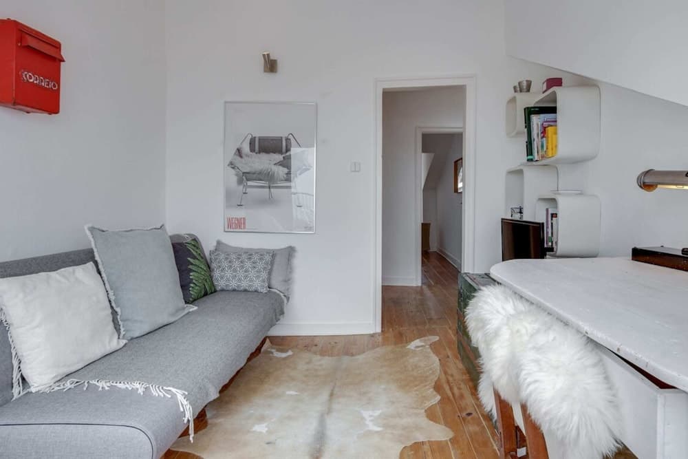 1 Bedroom Top Floor Apartment w Terrace & River View