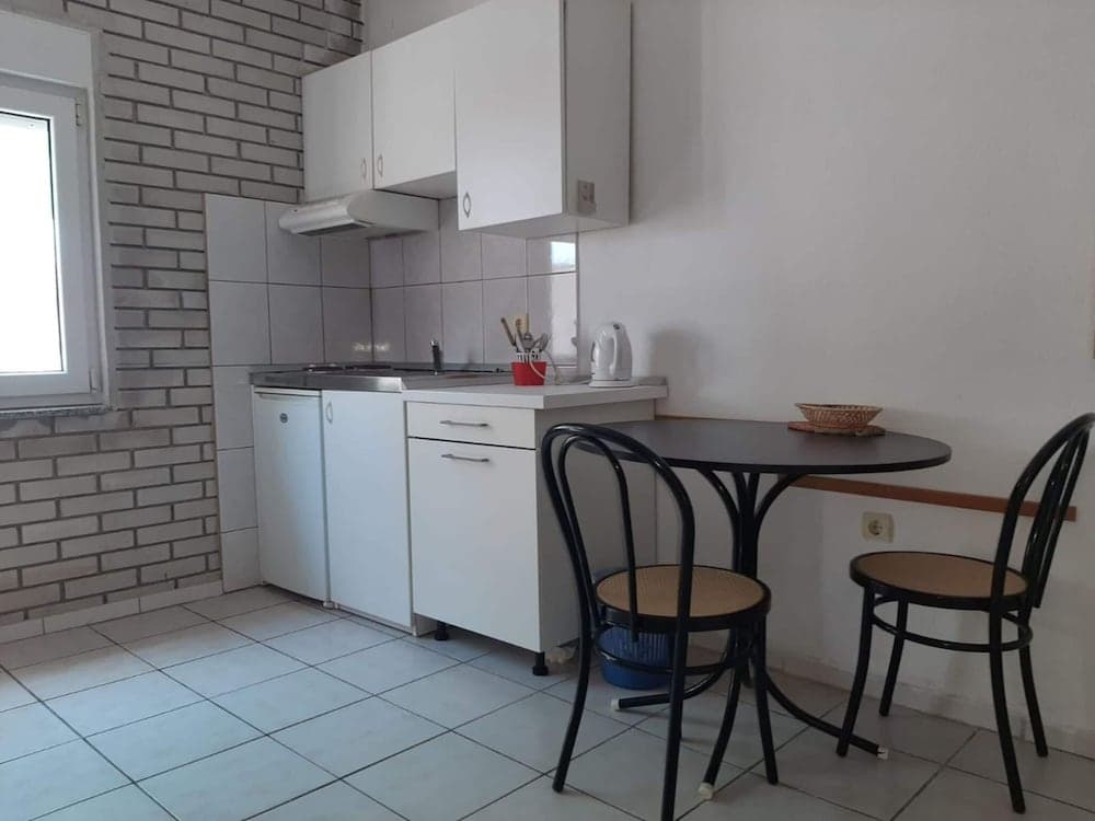 Relaxing Apartment in Okrug Gornji near Mavarstica Beach