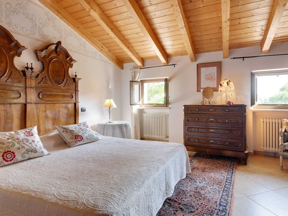 Fabulous Mansion in Pesina Spezie near Lake