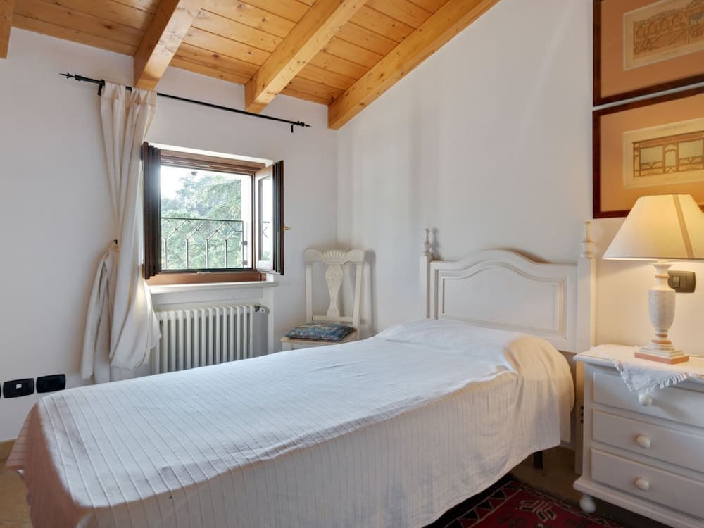 Fabulous Mansion in Pesina Spezie near Lake