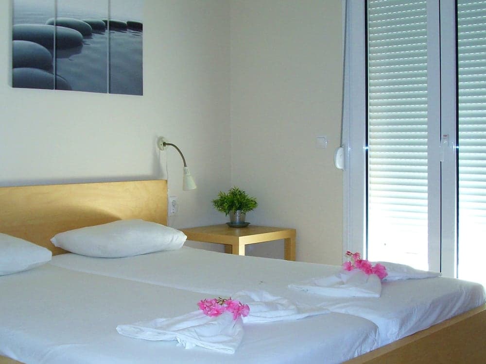 Beautiful, Modern, Luxuriously Villa, Private Swimming Pool 8 p NW Coast, Crete