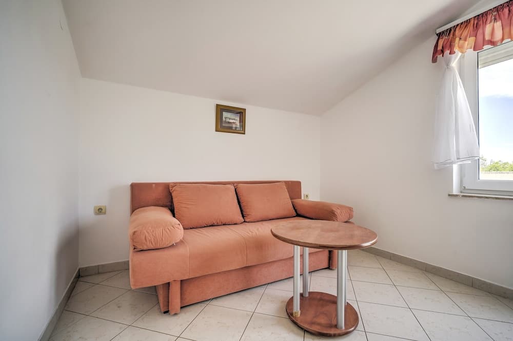 Elegant Apartment in Banjole near Fratarski Otok Island