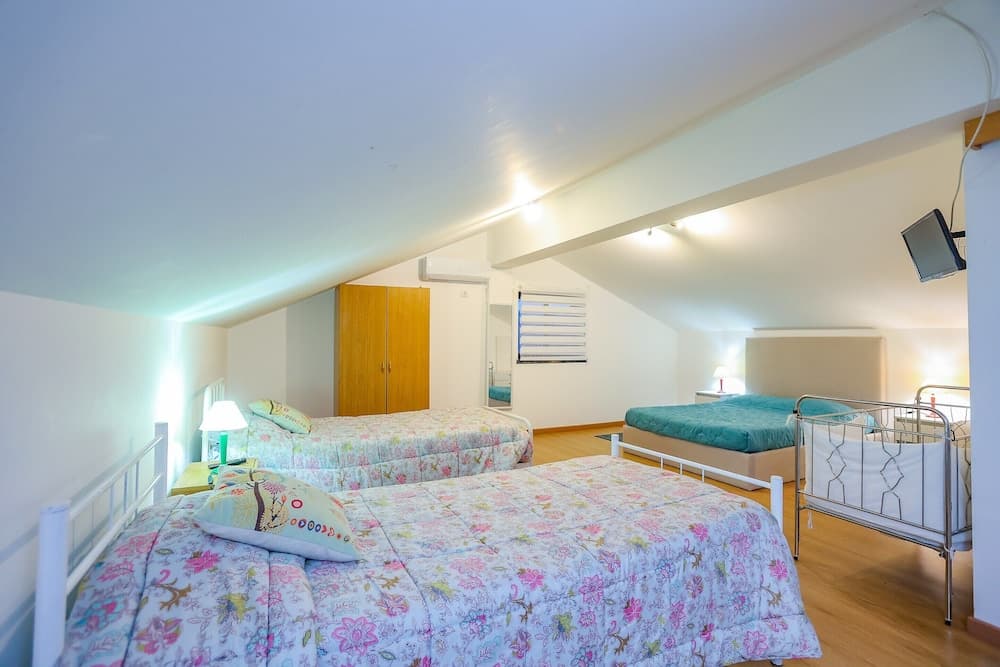 Carcavelos Villa With Pool