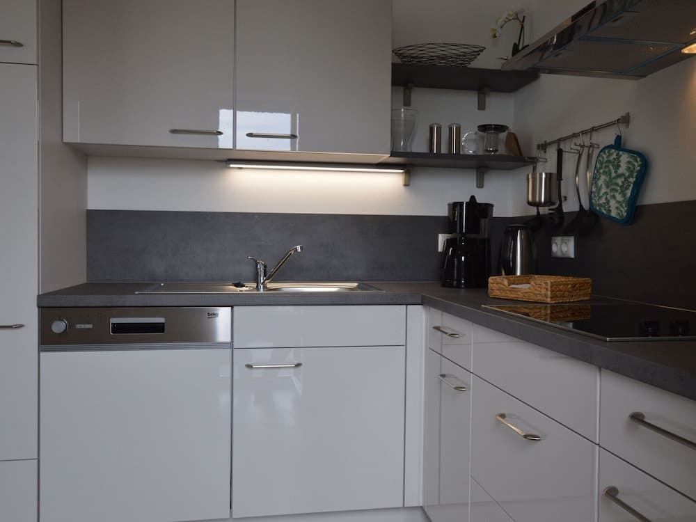 Comfortable and Luxurious Apartment in a Wooded Area With Sweeping Views