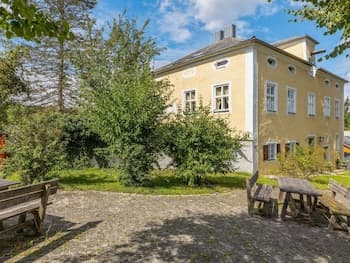 Lavish Castle in Riedenburg with Garden near Lake