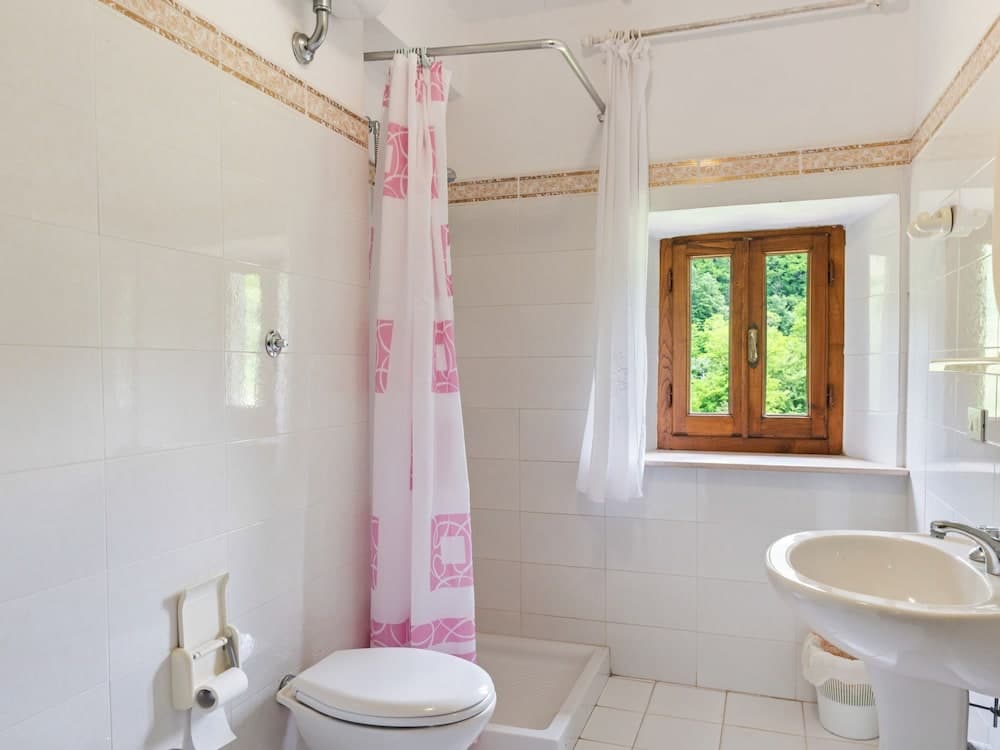 Apartment in Fosciandora With Pool