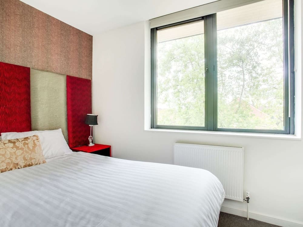 Elegant Apartment in Milton Keynes near Snozone