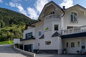 Mountain Living Apartments - Ski-In & Ski-Out