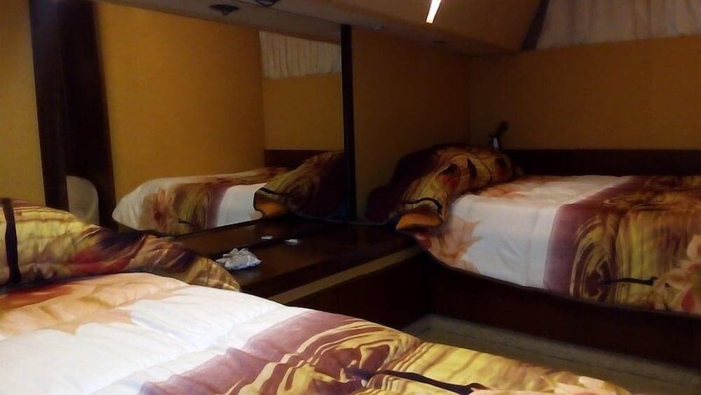 Akhir Cruise Charter