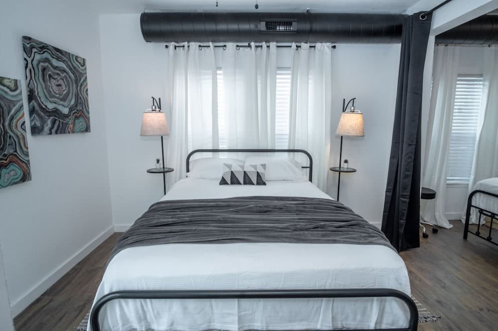 Huge Remodeled 5BR 4BA House Sleeps 20 Downtown