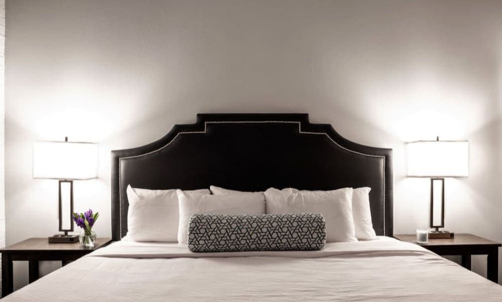 Modern Apartment | Close To Everything | CozySuites