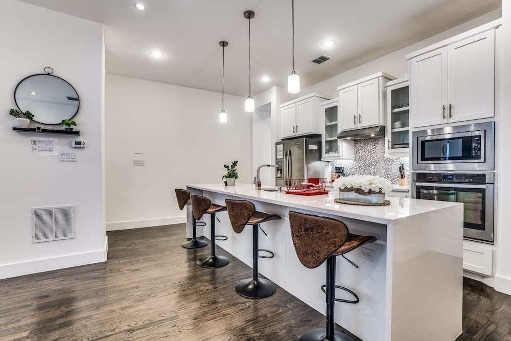 Cozysuites Luxe 3BR Uptown Home Great Rooftop