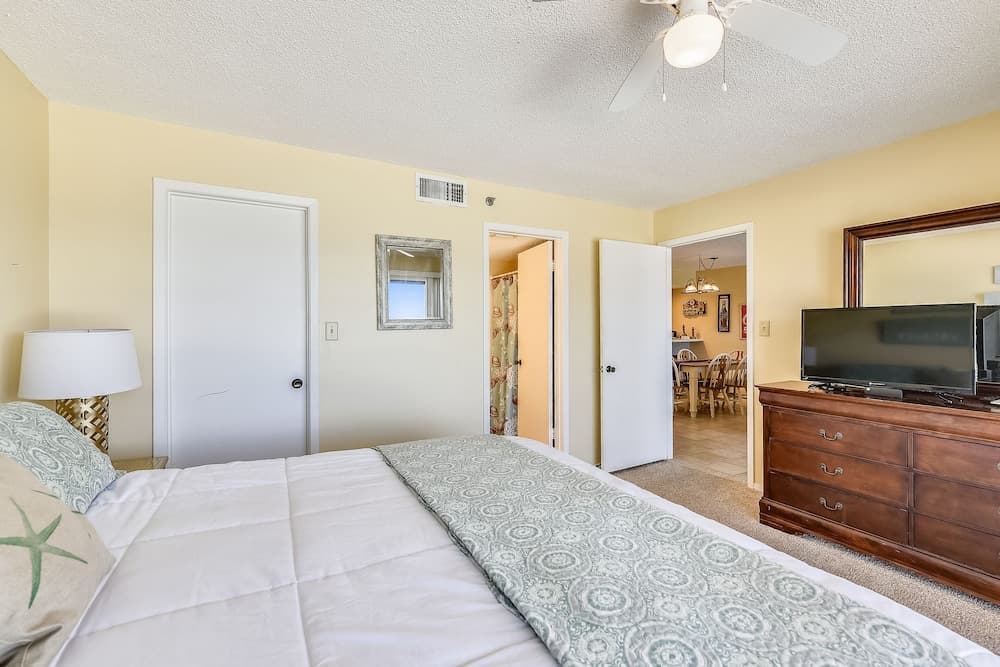 Commodore Resort by Book That Condo