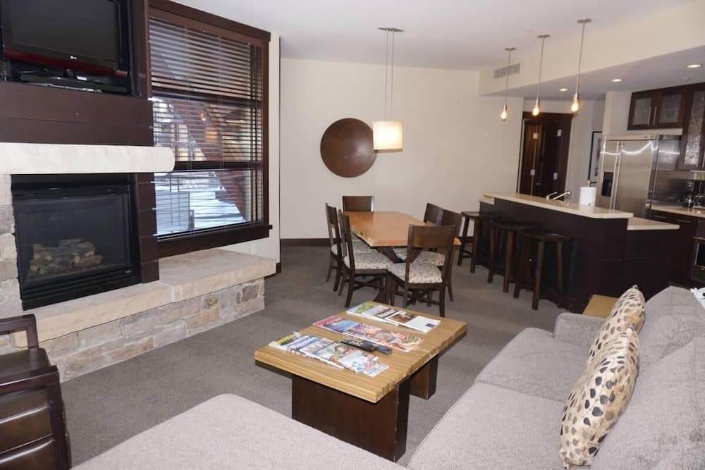 120 Carriage Way 2205