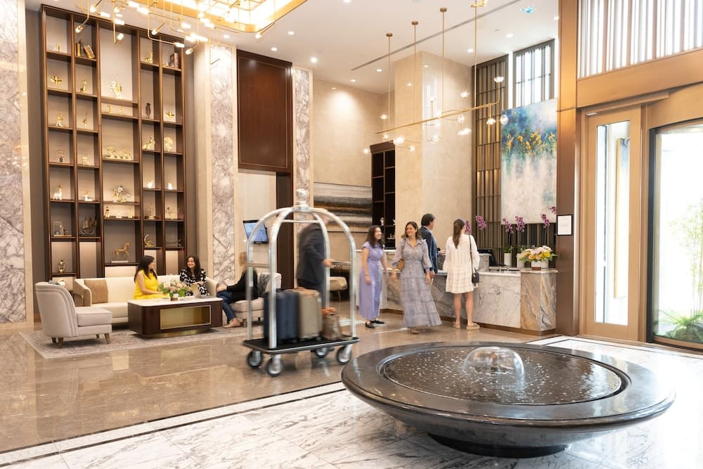 Blossom Hotel Houston, Curio Collection by Hilton