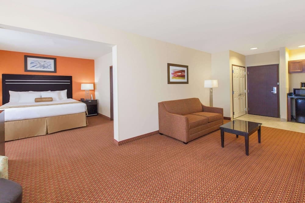 La Quinta Inn & Suites by Wyndham Tulsa Midtown