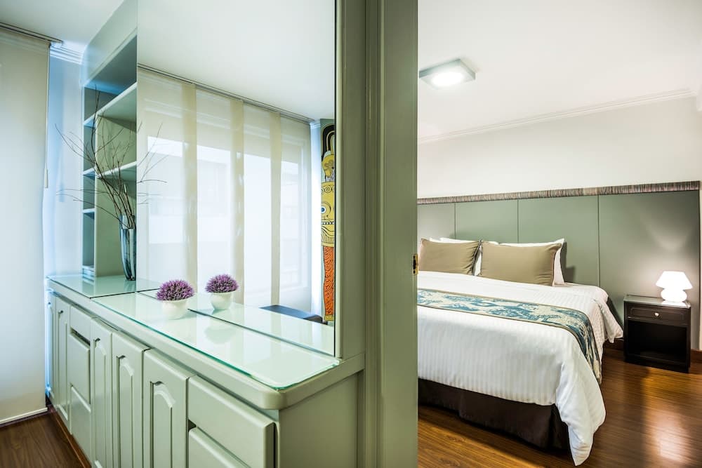 Lloyd's Apartasuites Parque 93