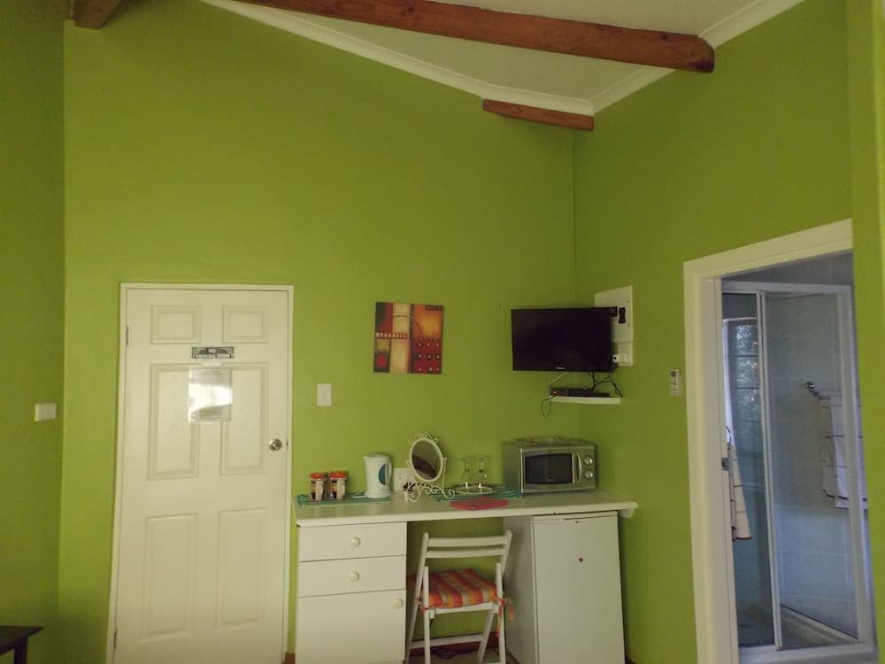 Bizafrika Guest Lodge & Conference Center