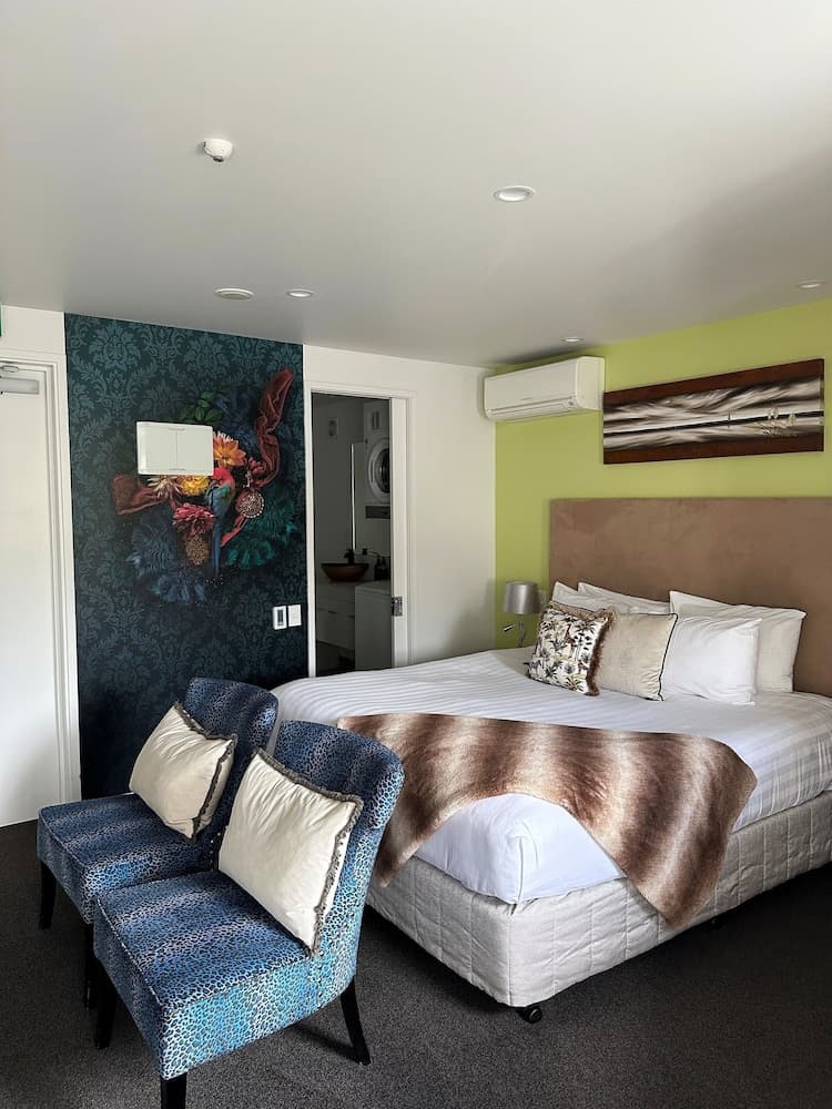 DeLorenzo's Studio Apartments