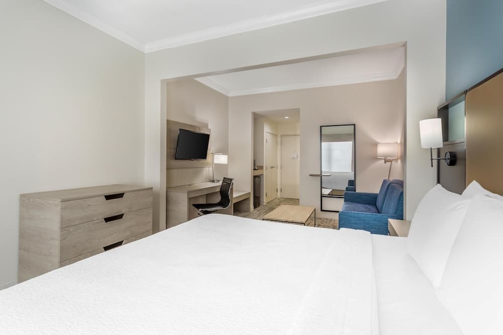 Best Western Plus Airport Inn & Suites