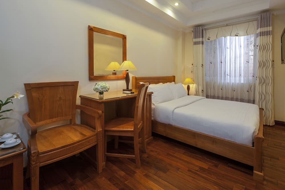 Lucky 3 Hotel & Travel