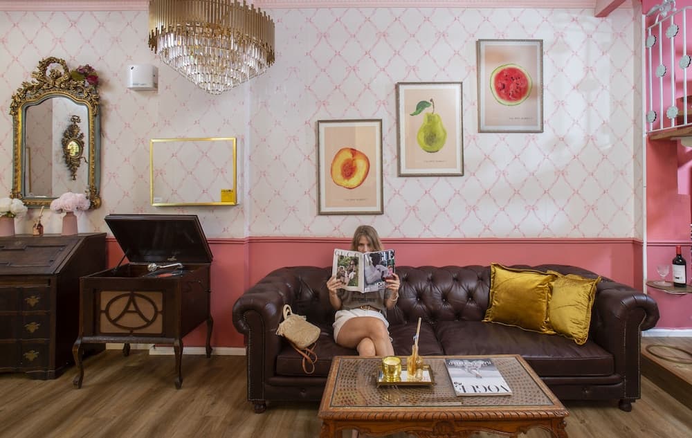 The Elliot - Adults only