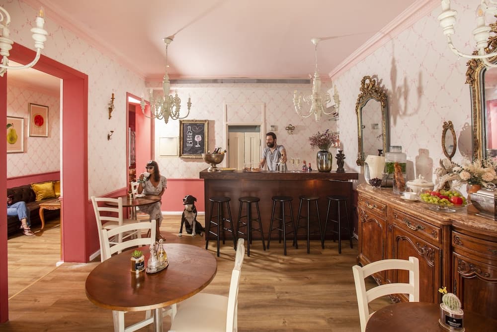 The Elliot - Adults only