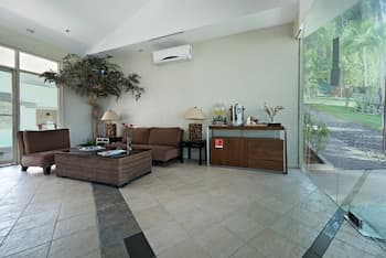 Court Meridian Hotel and Suites