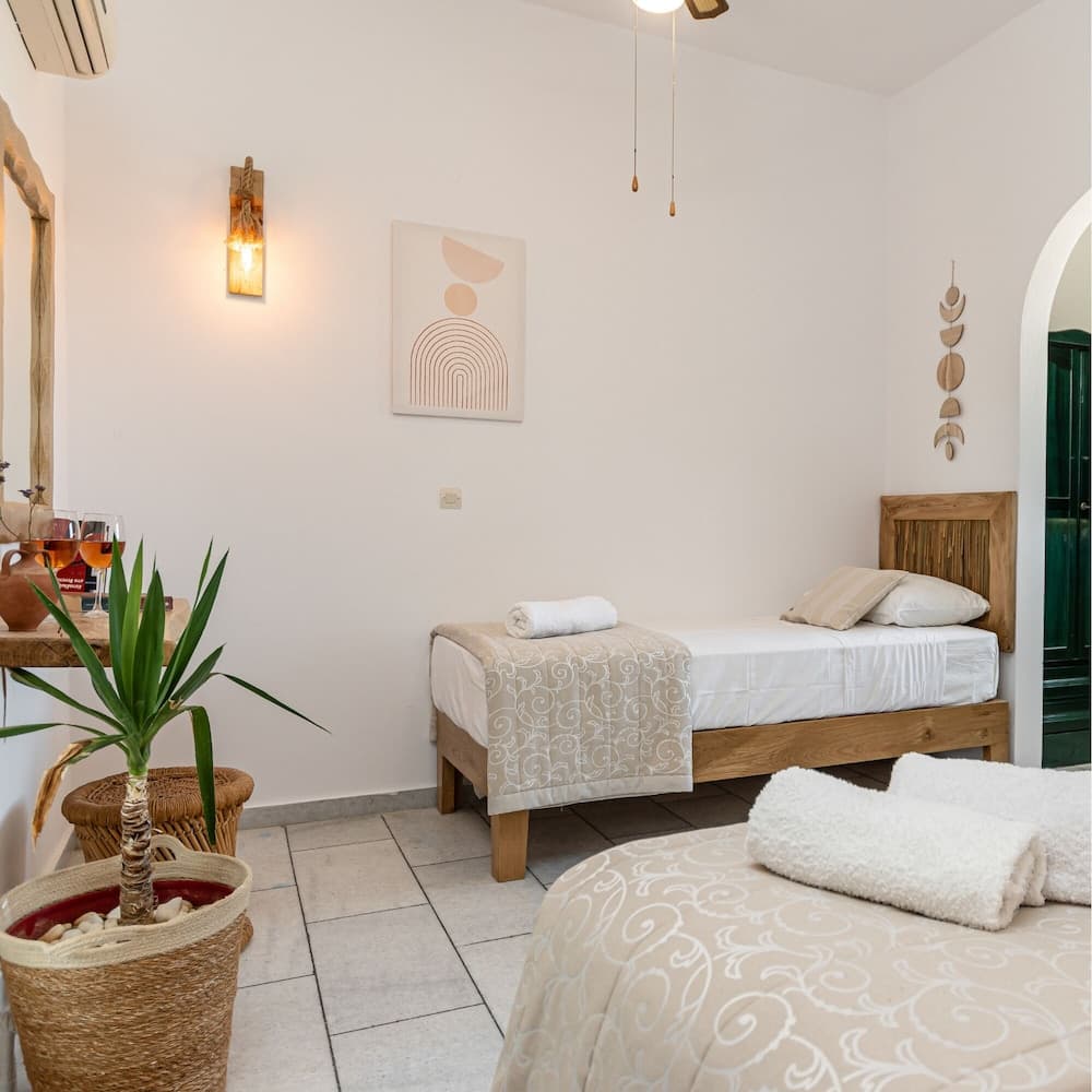 Studios Vrettos Beachfront Hotel