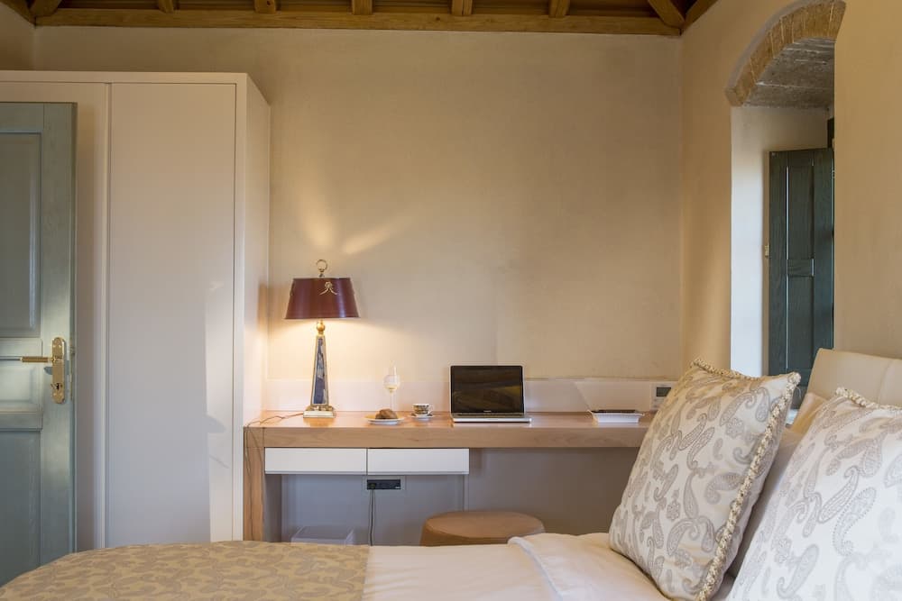 Moni Emvasis Luxury Suites