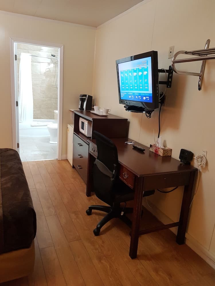 Parkway Motel & European Lodges