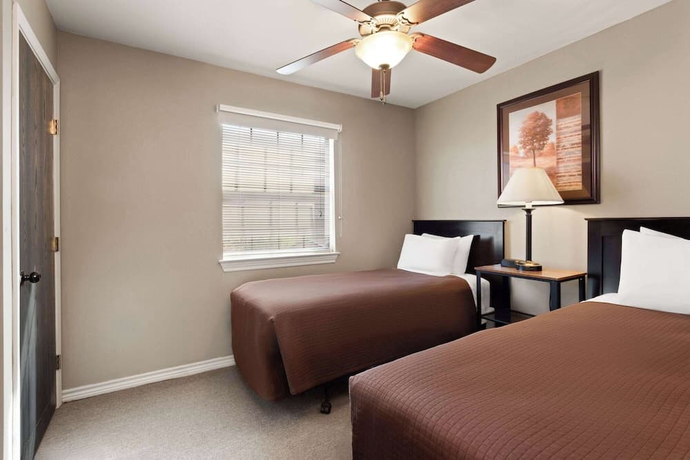 Eagle's Den Suites Cotulla a Travelodge by Wyndham