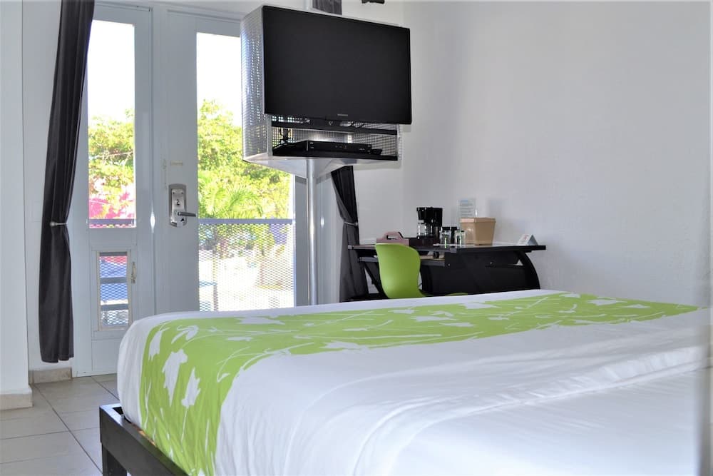 Casa Verde Hotel - Steps to the Beach | Pool, Restaurant & Bar