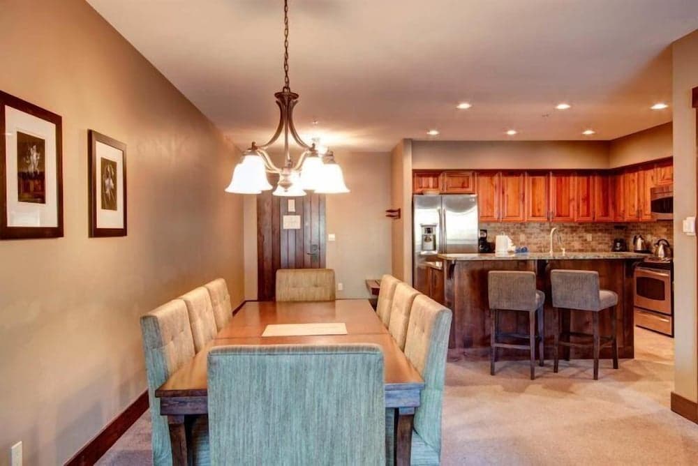 Ski in, Ski out 2 Bedroom Mountain Condo at the Base of Peak 7 with Quick Access to Historic Downtown Breckenridge