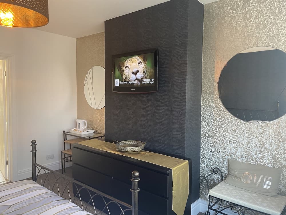 6 Bed-sleeps 12-hot Tub-free Parking-pet Friendly