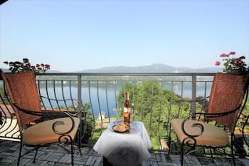 Giglio Flat With Wonderful Lake View and Jacuzzi