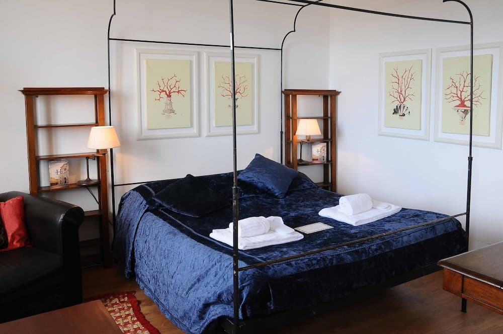 Charming Studio Apartment in Front of the Arno River