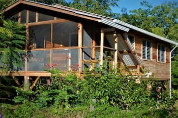 Gold Standard Approved Equipped 2 Bedroom Tree top Cottage, in Private Garden