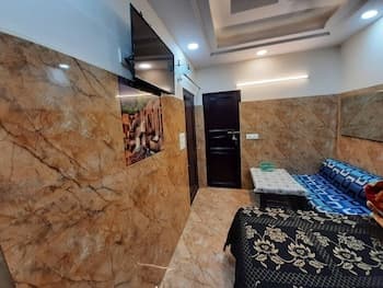 Couple Friendly Private Flat in Posh Lajpat Nagar