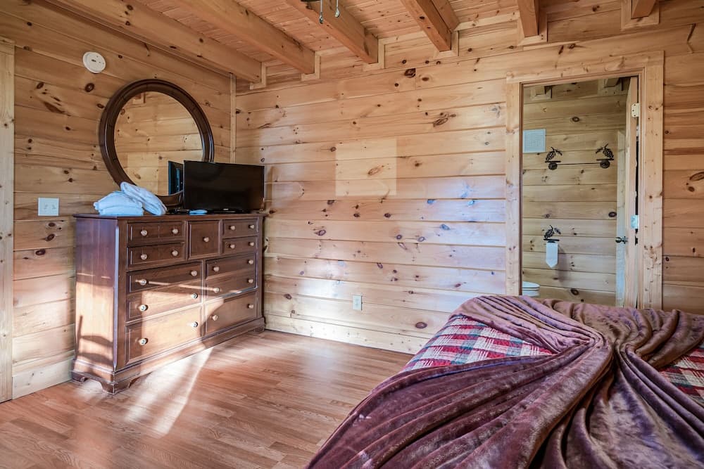 Bear Vista Retreat w HotTub Pool View