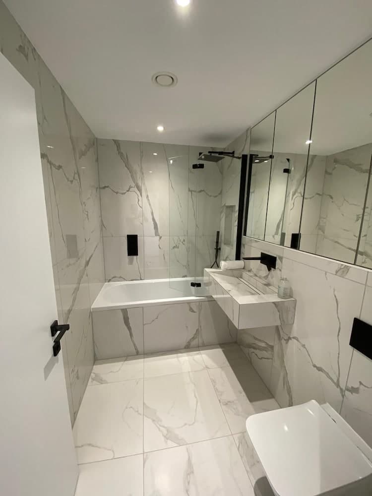 Stylish 2 Bed Flat with Parking