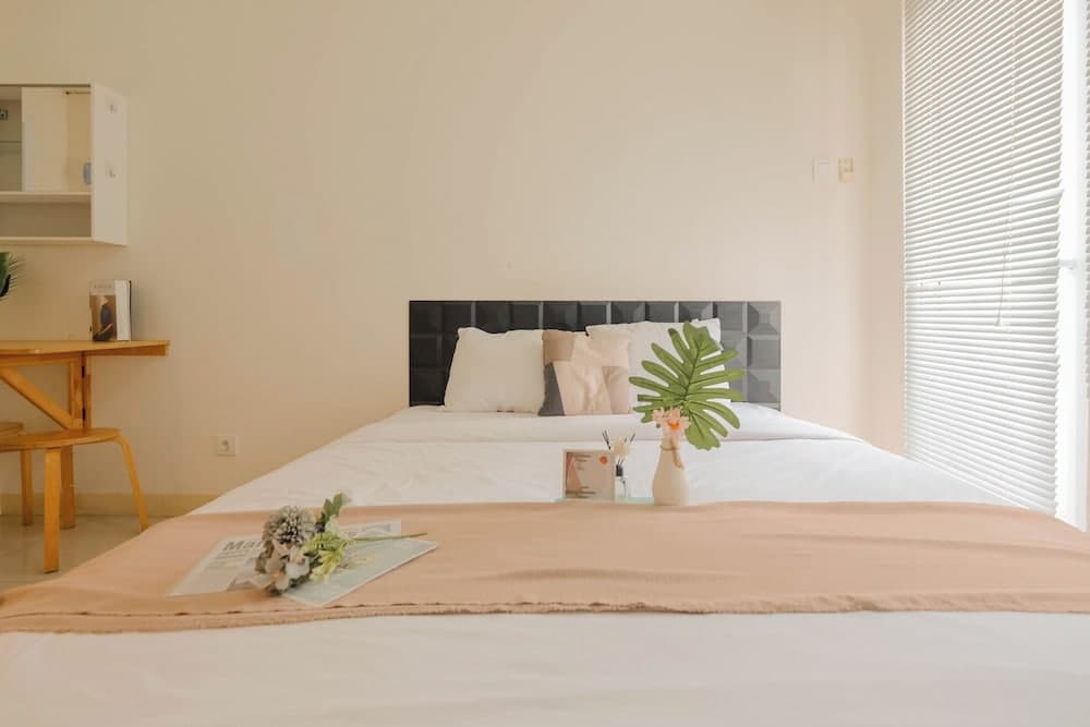 Cozy Studio with Direct Access to Mall at Green Pramuka Apartment