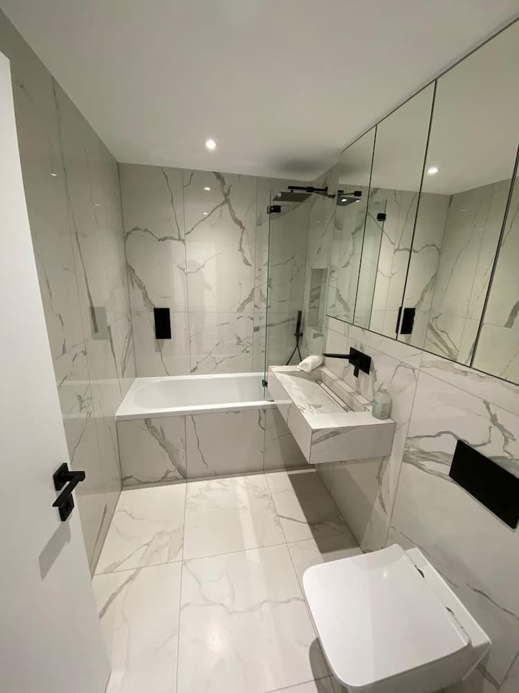 Stylish 2 Bed 2 Bath Flat with Garden