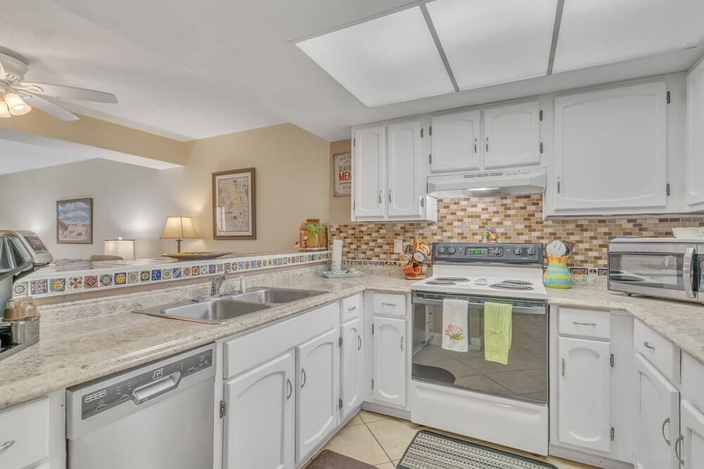 Cute 1br Directly On Beach 1 Bedroom Condo by RedAwning