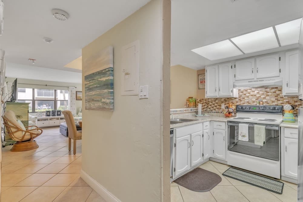 Cute 1br Directly On Beach 1 Bedroom Condo by RedAwning