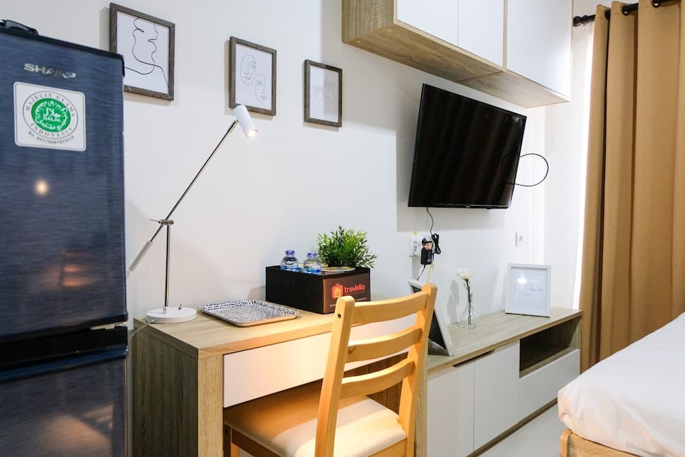 Cozy Studio Apartment with Smart TV at Springwood Residence