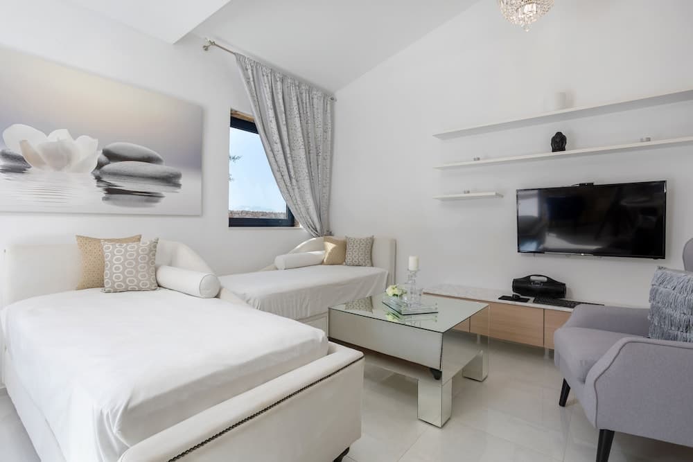 Dion Villa - Pool & Jacuzzi - Sleeps 4 - Zakynthos