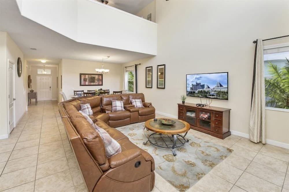 Contemporary 5 Bed 5 Bath Single Family With Upgrades