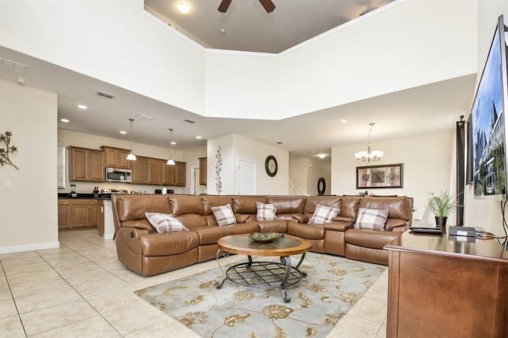 Contemporary 5 Bed 5 Bath Single Family With Upgrades